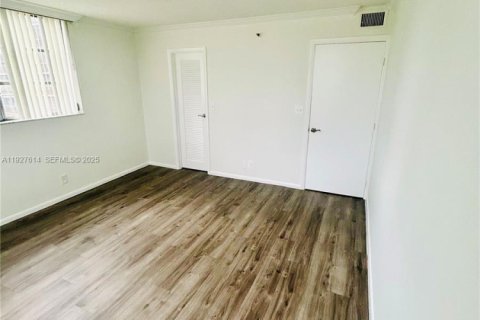 Condo in Davie, Florida, 2 bedrooms № 1988234 - photo 24