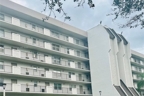 Condo in Davie, Florida, 2 bedrooms № 1988234 - photo 1