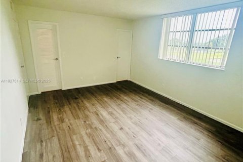 Condo in Davie, Florida, 2 bedrooms № 1988234 - photo 15