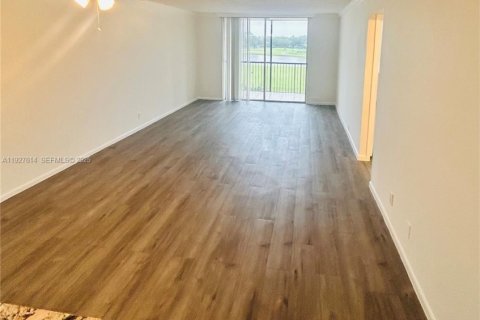 Condo in Davie, Florida, 2 bedrooms № 1988234 - photo 12