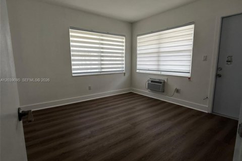 Villa ou maison à louer à North Miami Beach, Floride: 1 chambre, 55.74 m2 № 2182655 - photo 2