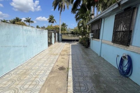 Купить виллу или дом в Хомстед, Флорида 5 спален, 198.07м2, № 2049911 - фото 3