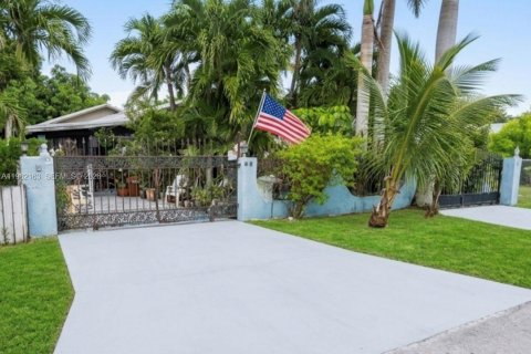 Купить виллу или дом в Хомстед, Флорида 5 спален, 198.07м2, № 2049911 - фото 1