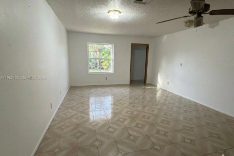 Купить виллу или дом в Хомстед, Флорида 5 спален, 198.07м2, № 2049911 - фото 6