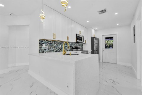 House in Pompano Beach, Florida 3 bedrooms, 94.76 sq.m. № 1701132 - photo 6