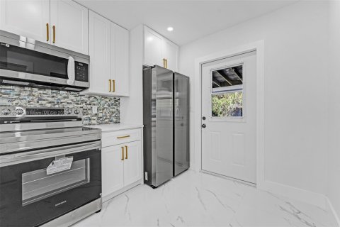 House in Pompano Beach, Florida 3 bedrooms, 94.76 sq.m. № 1701132 - photo 7