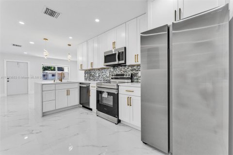 House in Pompano Beach, Florida 3 bedrooms, 94.76 sq.m. № 1701132 - photo 5