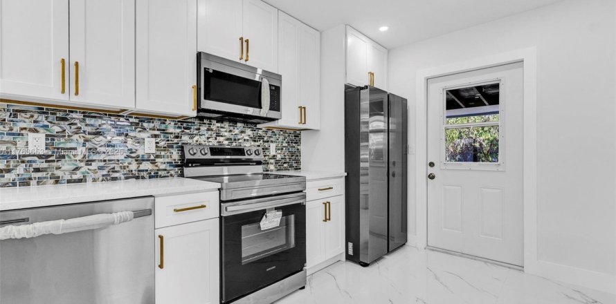 House in Pompano Beach, Florida 3 bedrooms, 94.76 sq.m. № 1701132