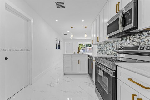 House in Pompano Beach, Florida 3 bedrooms, 94.76 sq.m. № 1701132 - photo 8