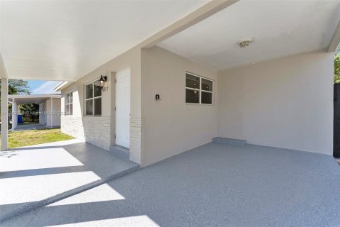 House in Pompano Beach, Florida 3 bedrooms, 94.76 sq.m. № 1701132 - photo 4