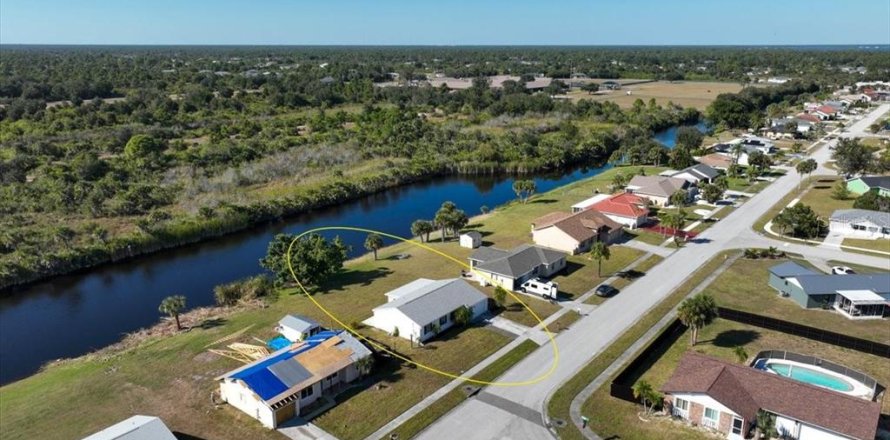 Villa ou maison à Port Charlotte, Floride 3 chambres, 103.68 m2 № 2108319