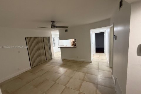 Condo in Tamarac, Florida, 2 bedrooms  № 1845614 - photo 3