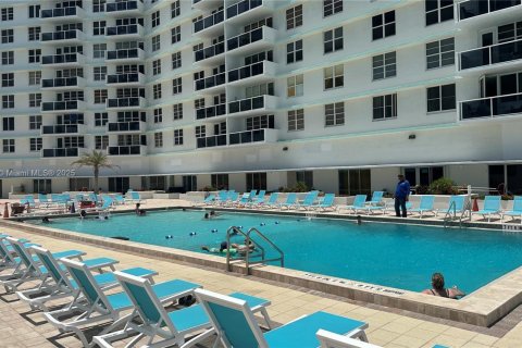 Condominio en alquiler en Hollywood, Florida, 2 dormitorios, 135.54 m2 № 1959497 - foto 25