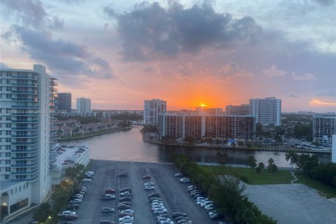 Condominio en alquiler en Hollywood, Florida, 2 dormitorios, 135.54 m2 № 1959497 - foto 2