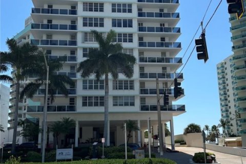 Condominio en alquiler en Hollywood, Florida, 2 dormitorios, 135.54 m2 № 1959497 - foto 21