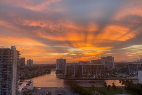 Condominio en alquiler en Hollywood, Florida, 2 dormitorios, 135.54 m2 № 1959497 - foto 3