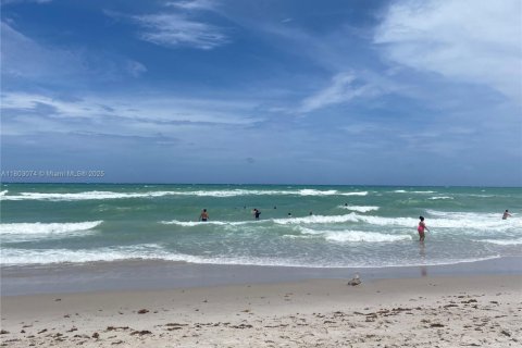 Condominio en alquiler en Hollywood, Florida, 2 dormitorios, 135.54 m2 № 1959497 - foto 1