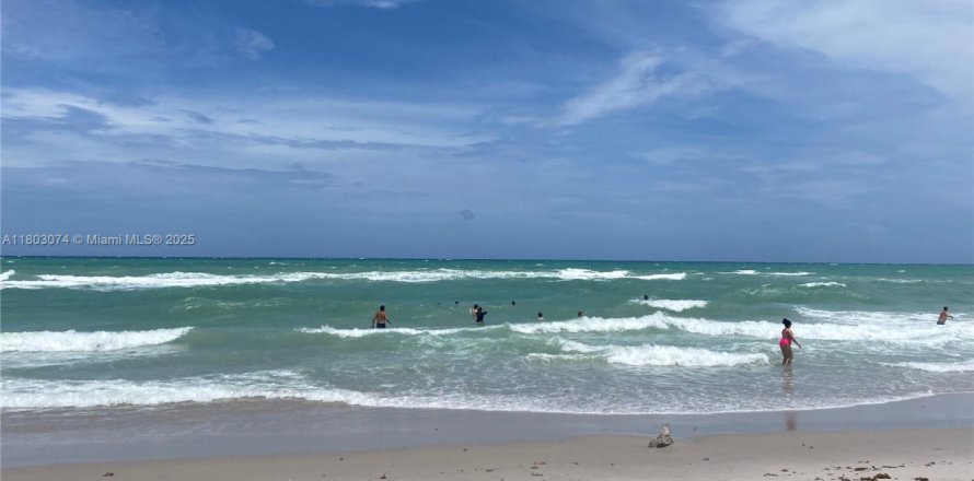 Condominio en Hollywood, Florida, 2 dormitorios  № 1959497