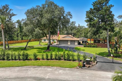 House in Port Orange, Florida 4 bedrooms, 212.19 sq.m. № 1903961 - photo 1