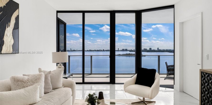 Condominio en Miami, Florida, 3 dormitorios № 1924850