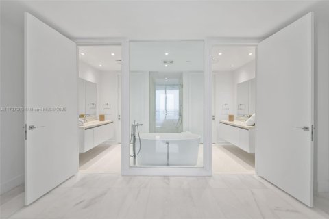 Condo in Miami, Florida, 2 bedrooms  № 1958514 - photo 16