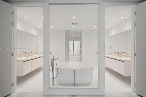 Condo in Miami, Florida, 2 bedrooms  № 1958514 - photo 18