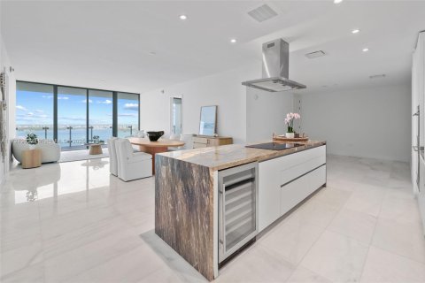 Condo in Miami, Florida, 2 bedrooms  № 1958514 - photo 2