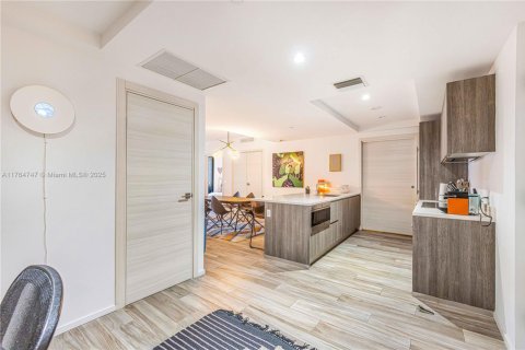 Condo in Miami, Florida, 2 bedrooms  № 1587159 - photo 11