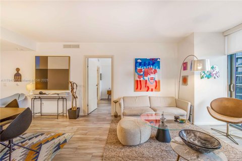 Condo in Miami, Florida, 2 bedrooms  № 1587159 - photo 9