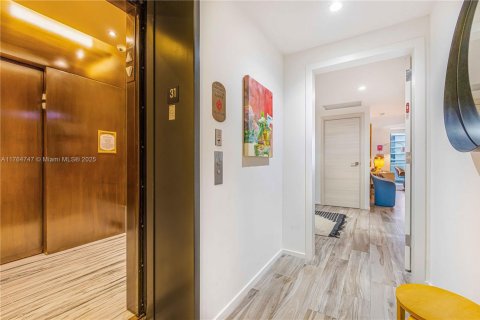 Condo in Miami, Florida, 2 bedrooms  № 1587159 - photo 1