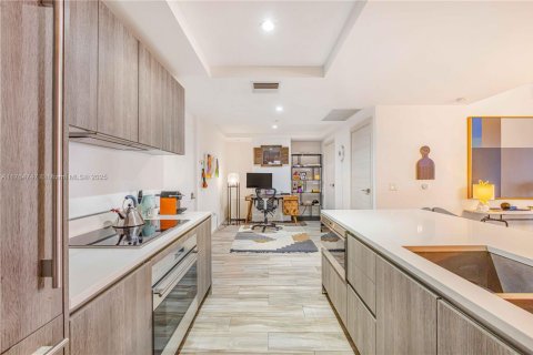 Condo in Miami, Florida, 2 bedrooms  № 1587159 - photo 12