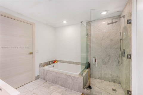 Condo in Miami, Florida, 2 bedrooms  № 1587159 - photo 24