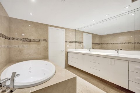 Condominio en alquiler en Bal Harbour, Florida, 2 dormitorios, 187.48 m2 № 2057924 - foto 27