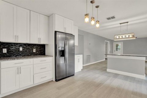 Casa en venta en Fruitland Park, Florida, 4 dormitorios, 273.5 m2 № 1749479 - foto 19