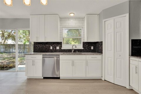 Casa en venta en Fruitland Park, Florida, 4 dormitorios, 273.5 m2 № 1749479 - foto 20
