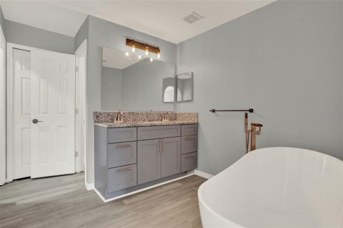 Casa en venta en Fruitland Park, Florida, 4 dormitorios, 273.5 m2 № 1749479 - foto 28