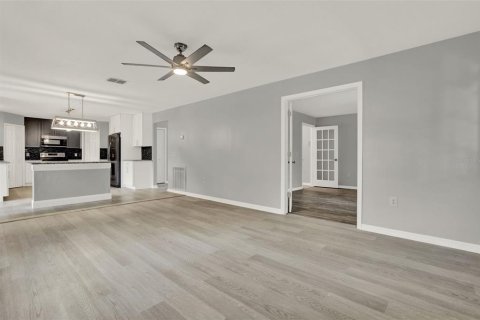 Casa en venta en Fruitland Park, Florida, 4 dormitorios, 273.5 m2 № 1749479 - foto 12