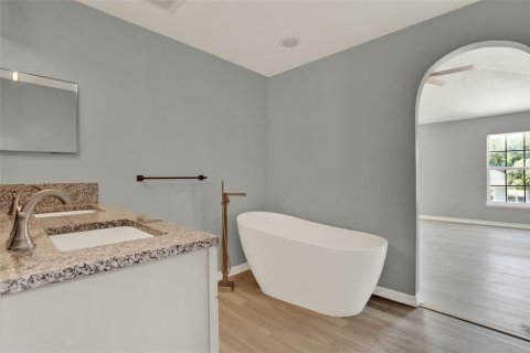 Casa en venta en Fruitland Park, Florida, 4 dormitorios, 273.5 m2 № 1749479 - foto 29