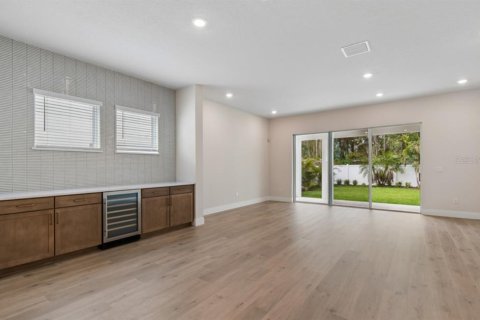 House in Tampa, Florida 5 bedrooms, 321.72 sq.m. № 2140114 - photo 5