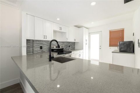 Copropriété à vendre à Miami, Floride: 1 chambre, 81.1 m2 № 1965606 - photo 11