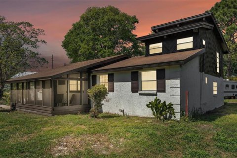 House in Auburndale, Florida 6 bedrooms, 201.88 sq.m. № 1734523 - photo 1