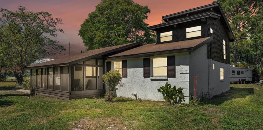 House in Auburndale, Florida 6 bedrooms, 201.88 sq.m. № 1734523