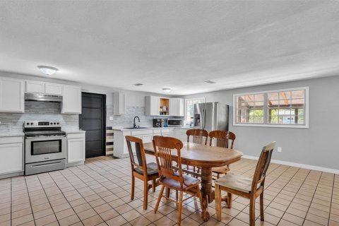 House in Auburndale, Florida 6 bedrooms, 201.88 sq.m. № 1734523 - photo 16
