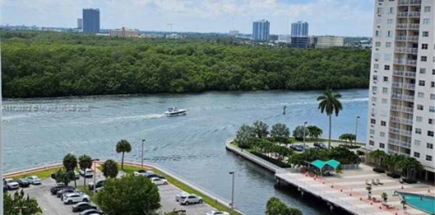 Condominio en Sunny Isles Beach, Florida, 1 dormitorio  № 1937654