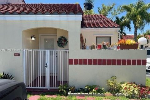 Снять в аренду таунхаус в Хомстед, Флорида 2 спальни, 88.35м2, № 1983302 - фото 1