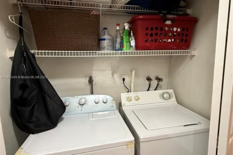 Снять в аренду таунхаус в Хомстед, Флорида 2 спальни, 88.35м2, № 1983302 - фото 9