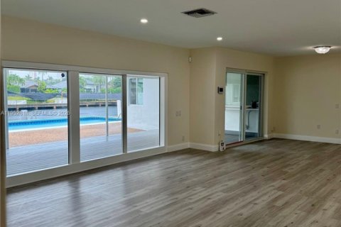 Casa en North Miami Beach, Florida 3 dormitorios, 206.99 m2 № 2054666