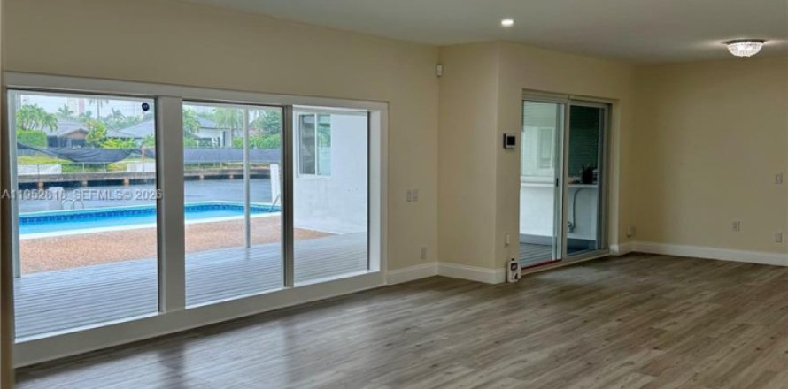 Casa en North Miami Beach, Florida 3 dormitorios, 206.99 m2 № 2054666