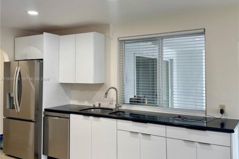 Casa en alquiler en North Miami Beach, Florida, 3 dormitorios, 206.99 m2 № 2054666 - foto 6