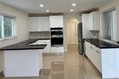 Casa en alquiler en North Miami Beach, Florida, 3 dormitorios, 206.99 m2 № 2054666 - foto 5